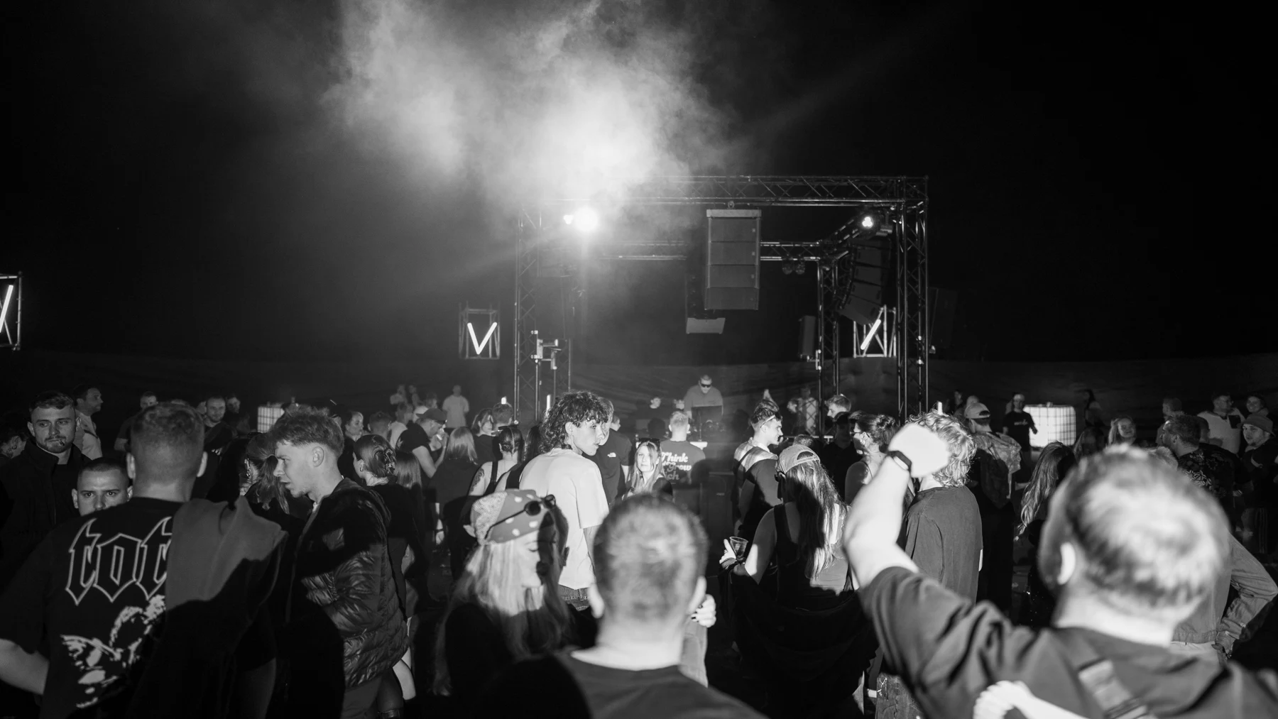 Menschen und Licht vor der MM.360 Stage bei Chapter I