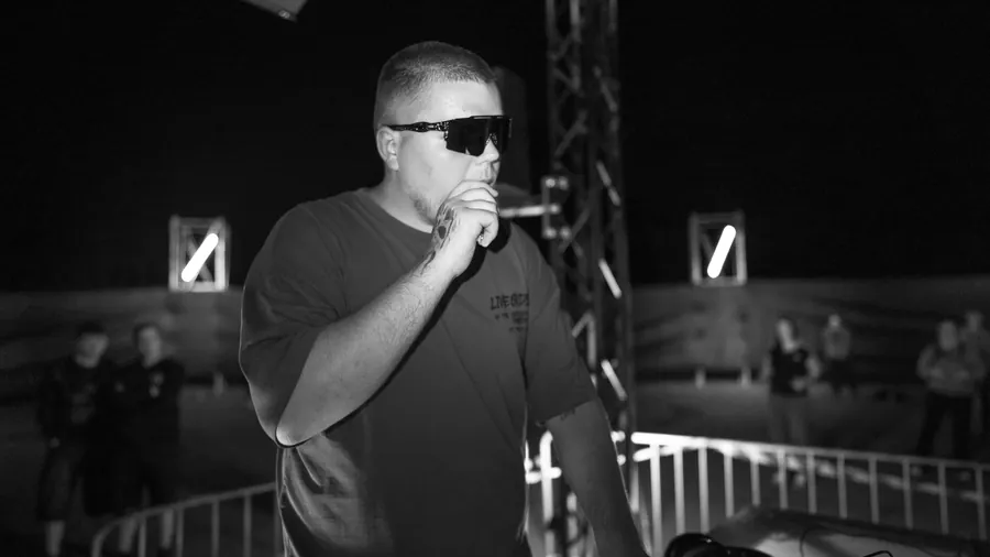 DJ mit Mikrofon und Sonnenbrille im Center