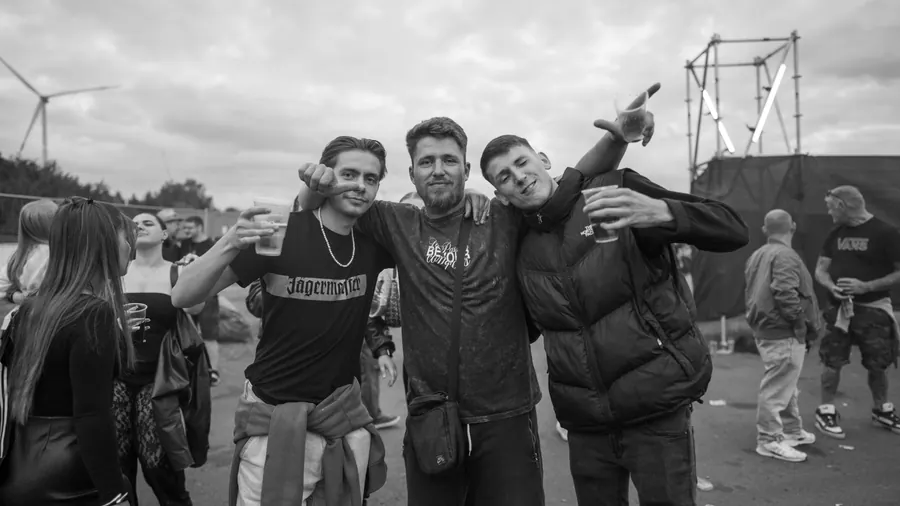 Drei Freunde vor der Stage