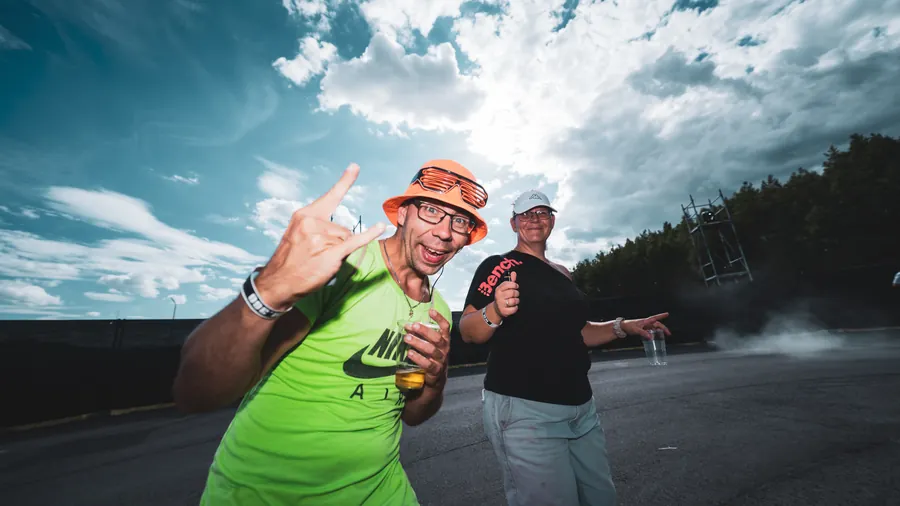 Gäste begrüßen die Kamera vor der Stage