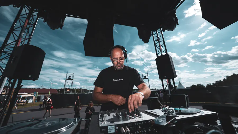 DJ am Mischpult unter den Line-Arrays