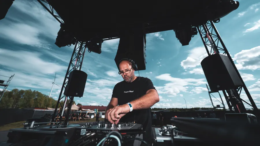 DJ hinter dem Mischpult im Center