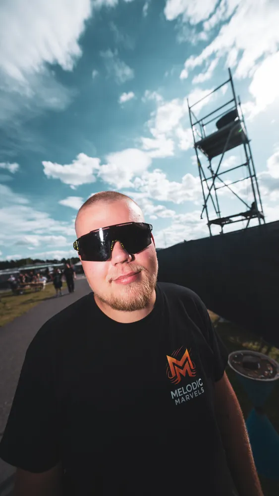 Gast mit Sonnenbrille neben der Traversenkonstruktion