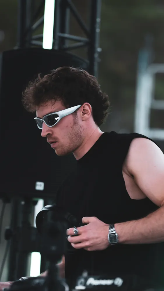 DJ mit weißer Sonnenbrille am Pult