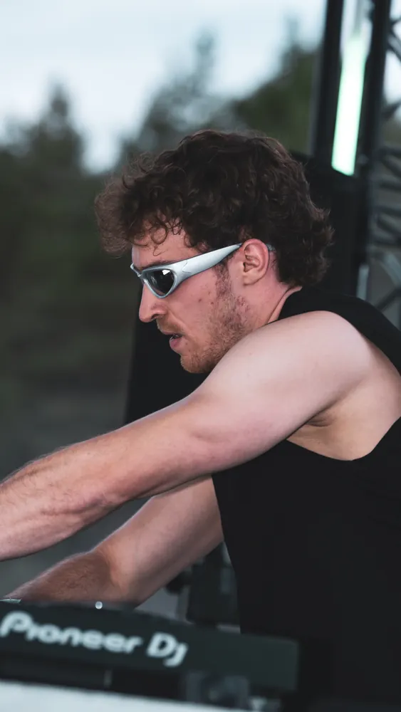 DJ greift an die Regler des Mischpults