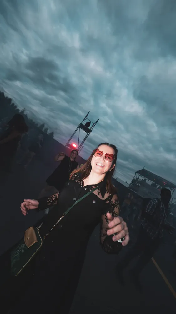 DJ im dunklen Bühnenlicht