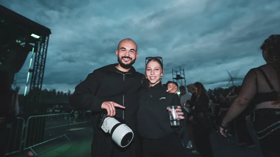 Fotograf und Gast im Abendlicht