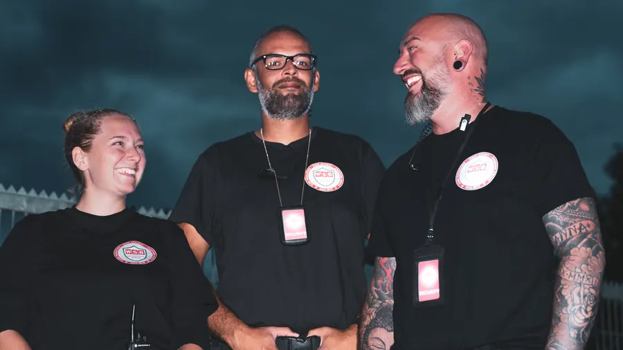 Drei Mitarbeiter lachen gemeinsam