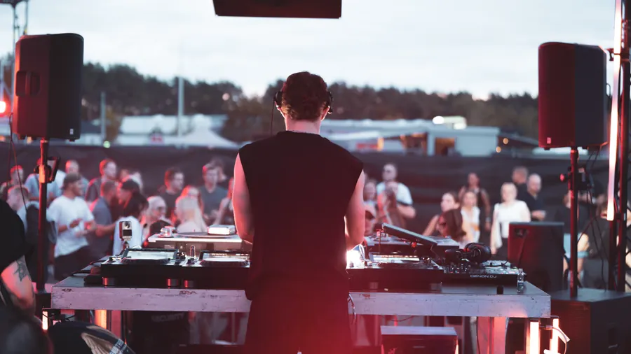 DJ von hinten mit Blick auf die Crowd