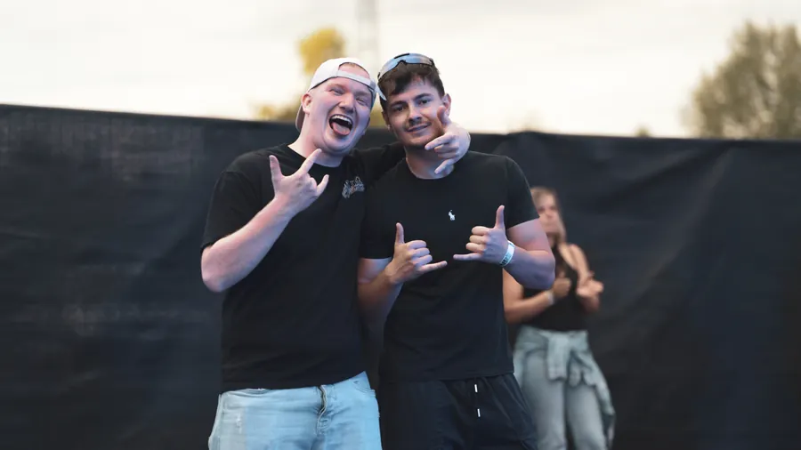 Zwei Gäste lachen in die Kamera