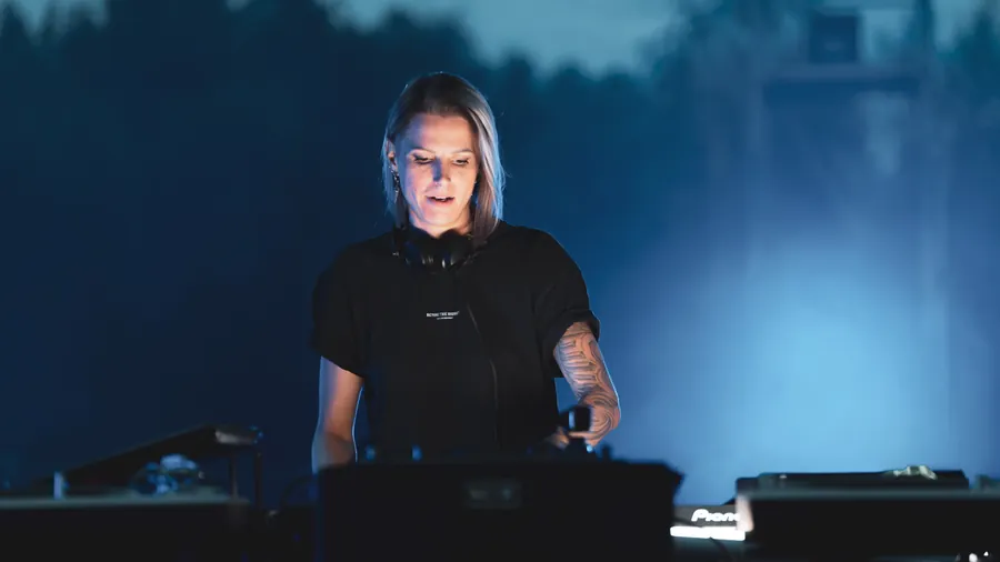 DJ im kühlen Licht und Haze