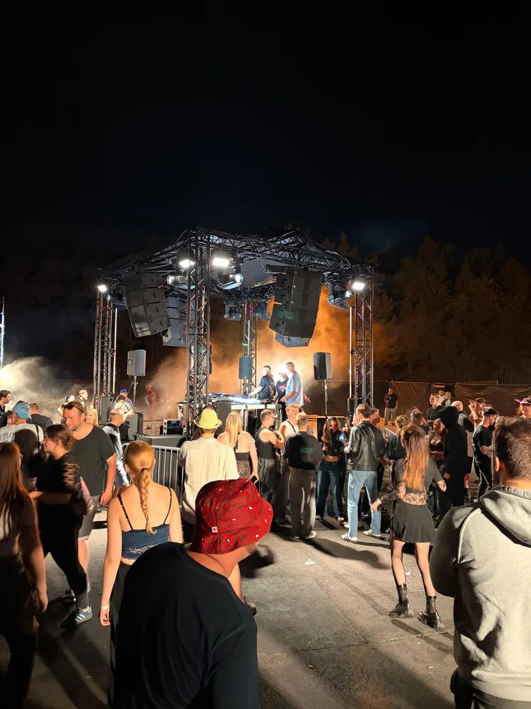Beleuchtete Center-Stage mit DJs, Haze und Publikum